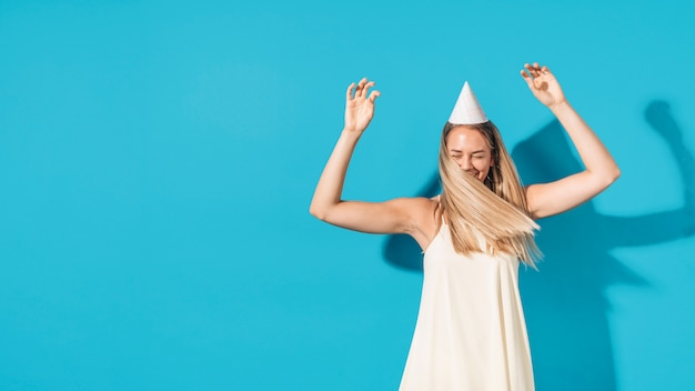 Ragazza che balla ad una festa