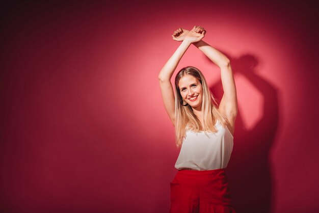 Ragazza che balla ad una festa