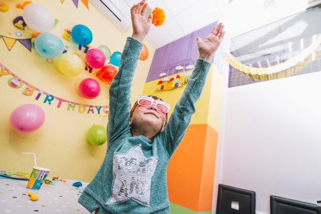 Ragazza che balla sulla festa di compleanno