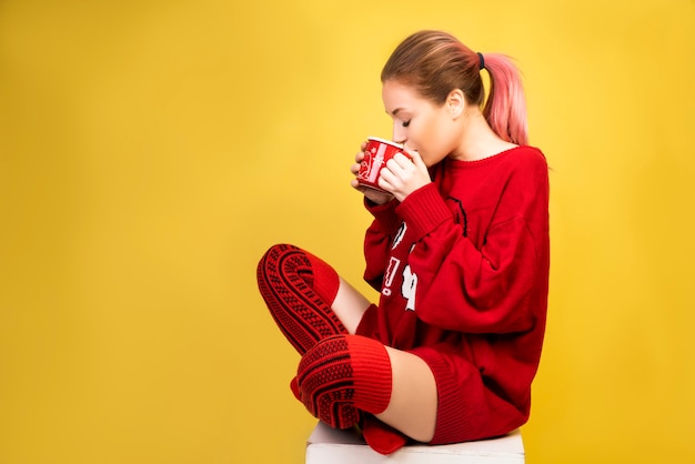 Ragazza che beve caffè caldo