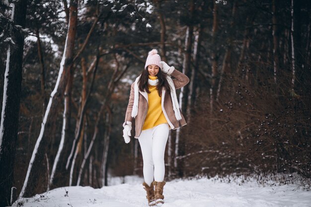 Ragazza che cammina nel parco di inverno