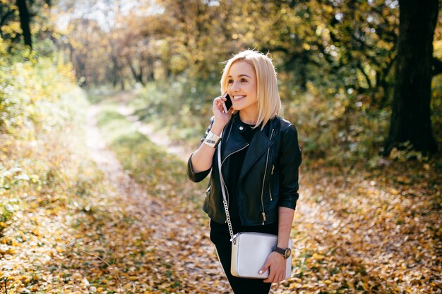 ragazza che cammina nella sosta di autunno