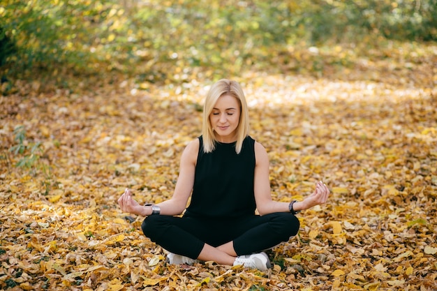 ragazza che cammina nella sosta di autunno