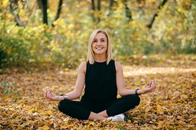 ragazza che cammina nella sosta di autunno