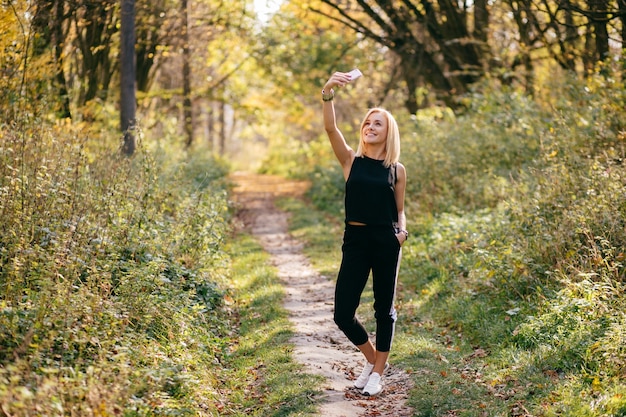 ragazza che cammina nella sosta di autunno