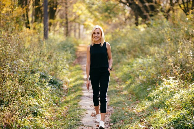 ragazza che cammina nella sosta di autunno