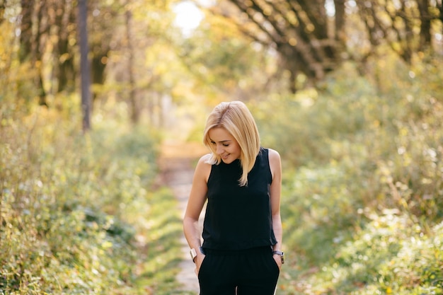 ragazza che cammina nella sosta di autunno