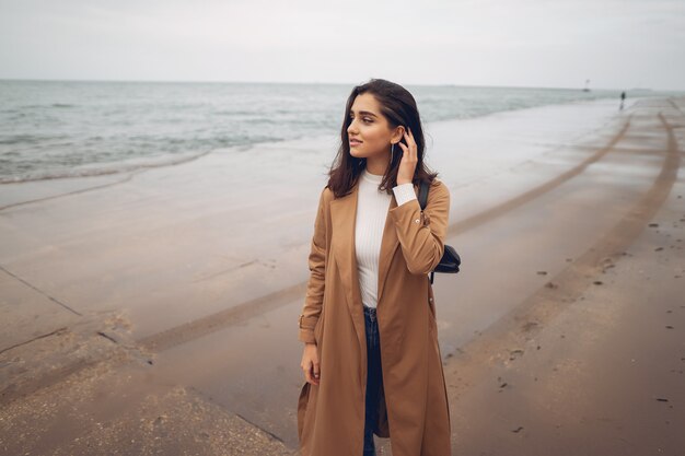 ragazza che cammina sulla spiaggia