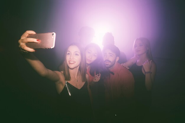 Ragazza che cattura selfie in discoteca