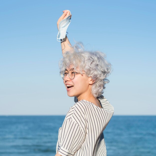 Ragazza che celebra la fine della quarantena