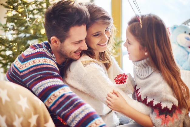 Ragazza che consegna piccolo regalo ai genitori