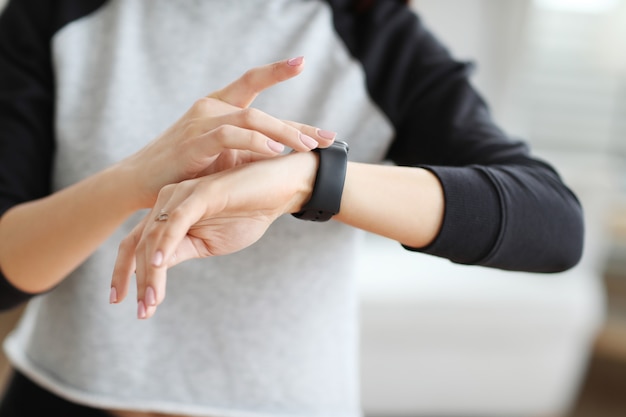 Ragazza che controlla il tempo sul suo orologio