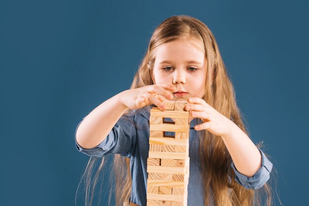 Ragazza che costruisce la torre di jenga