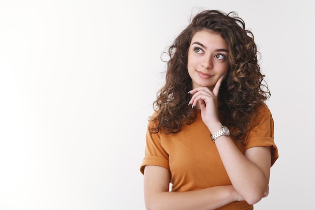 ragazza che decide quale prodotto è meglio cercare premuroso tocco mento pensare sorridente fare shopping da solo fare una scelta considerando le proposte