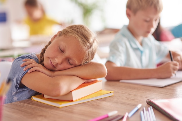 Ragazza che dorme durante la lezione