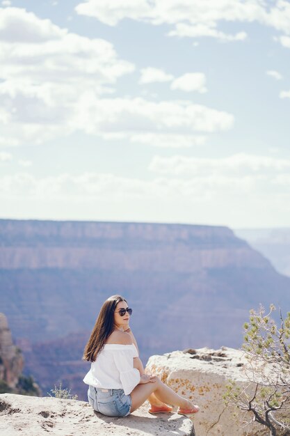 ragazza che esplora il Grand Canyon in Arizona