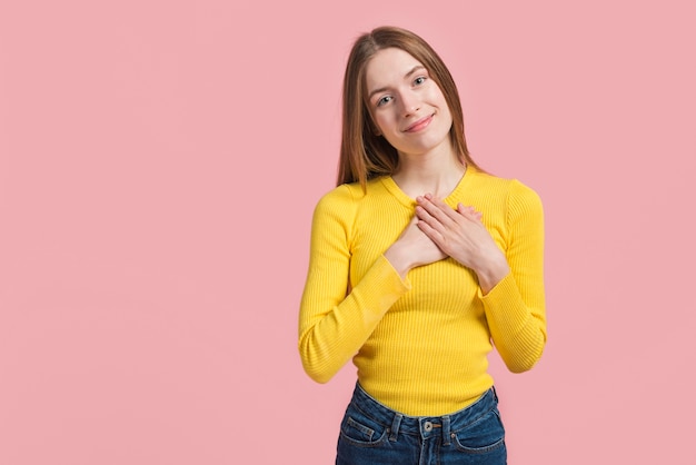 Ragazza che esprime la sua felicità