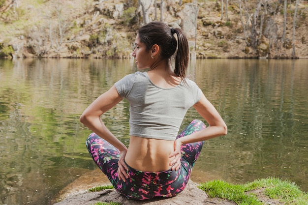 Ragazza che fa lo sport vicino al lago