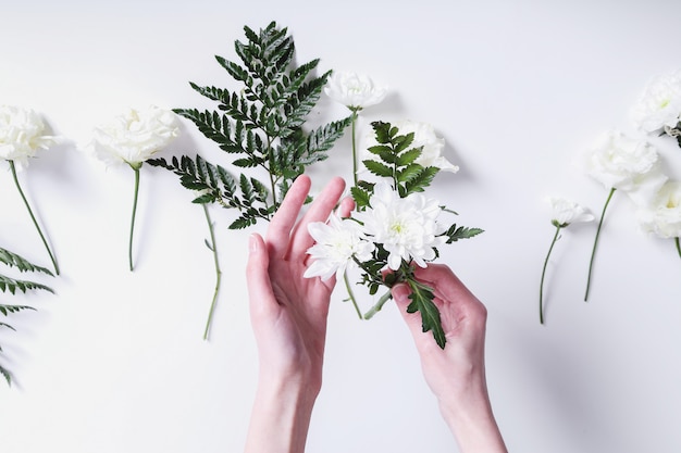 Ragazza che fa un mazzo di fiori