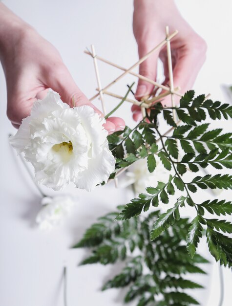 Ragazza che fa un mazzo di fiori