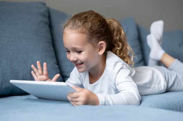 Ragazza che fa una videochiamata di famiglia