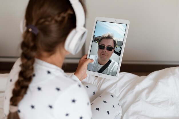 Ragazza che fa una videochiamata di famiglia