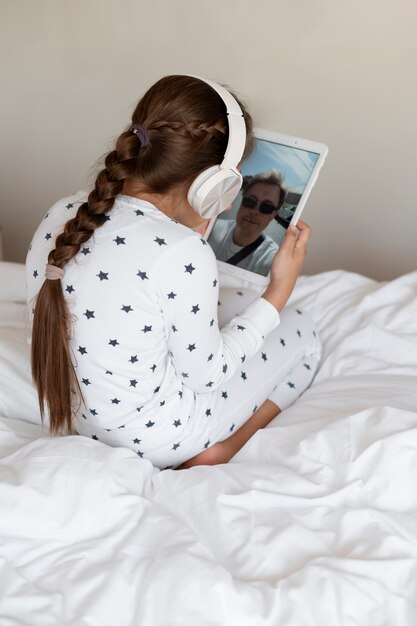 Ragazza che fa una videochiamata di famiglia