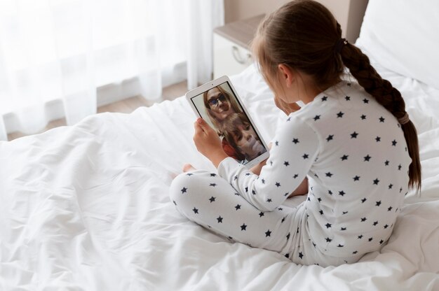 Ragazza che fa una videochiamata di famiglia