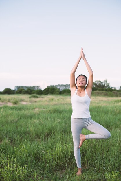 Ragazza che fa yoga in piedi