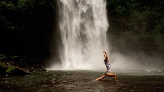 Ragazza che fa yoga in un paese aperto