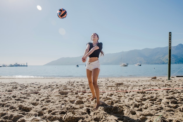 Ragazza che gioca a beach volley