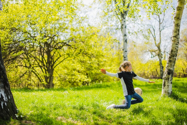 Ragazza che gioca a calcio nel parco