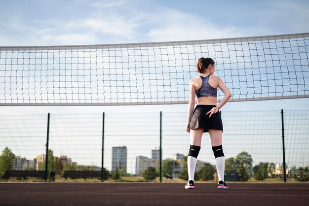 Ragazza che gioca a pallavolo