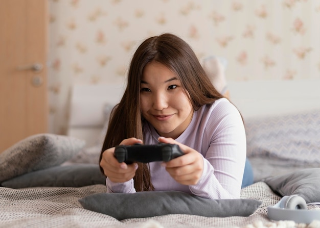 Ragazza che gioca ai videogiochi a casa