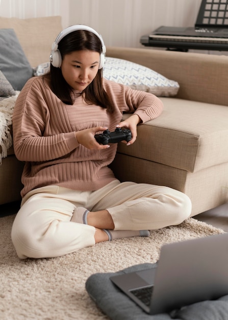 Ragazza che gioca con il controller full shot