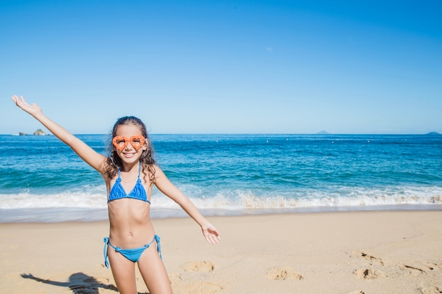 Ragazza che gioca durante le vacanze estive