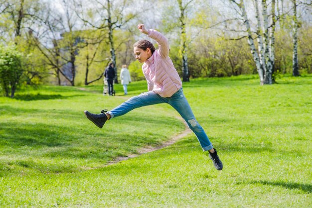 Ragazza che gioca nel parco