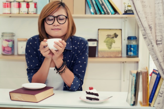 Ragazza che gode del suo caffè