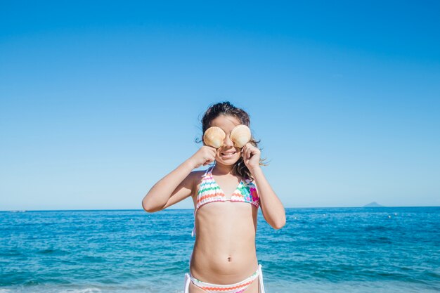 Ragazza che gode dell&#39;estate