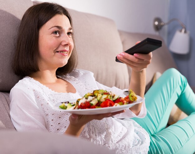 Ragazza che guarda la TV a casa