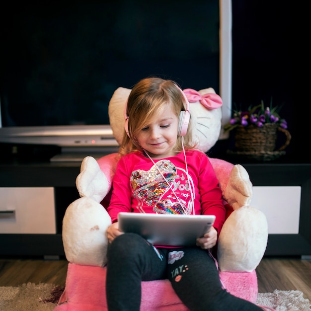 Ragazza che guarda un film sul tablet