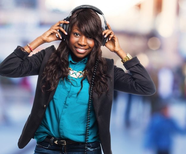 Ragazza che ha divertimento durante l&#39;ascolto di musica