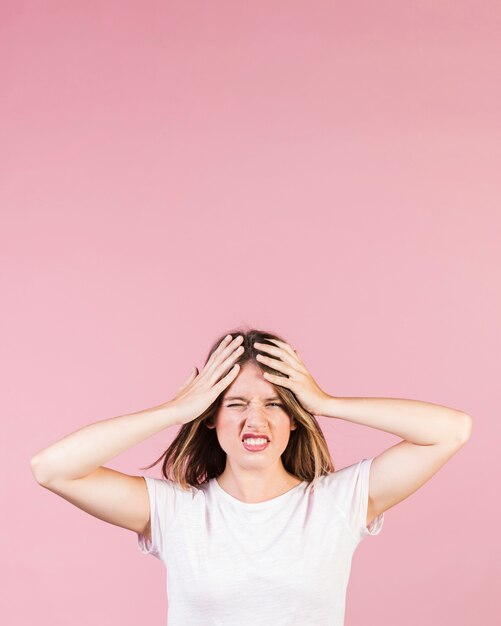 Ragazza che ha un mal di testa con lo spazio della copia