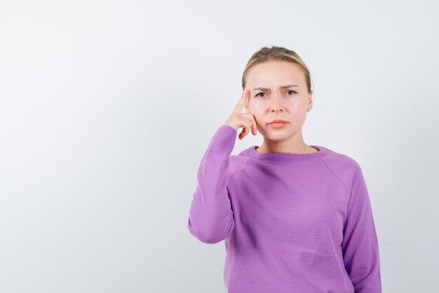 Ragazza che ha una nuova idea su sfondo bianco