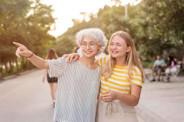 Ragazza che indica qualcosa alla sua amica