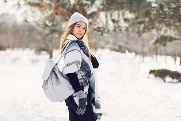 Ragazza che indossa una coperta su un campo nevoso