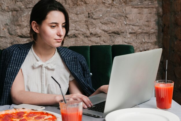 Ragazza che lavora al computer portatile