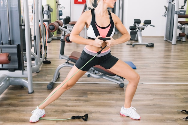 Ragazza che lavora in palestra