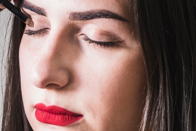 Ragazza che le fa gli occhi