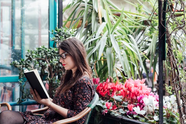 Ragazza che legge un libro in strada